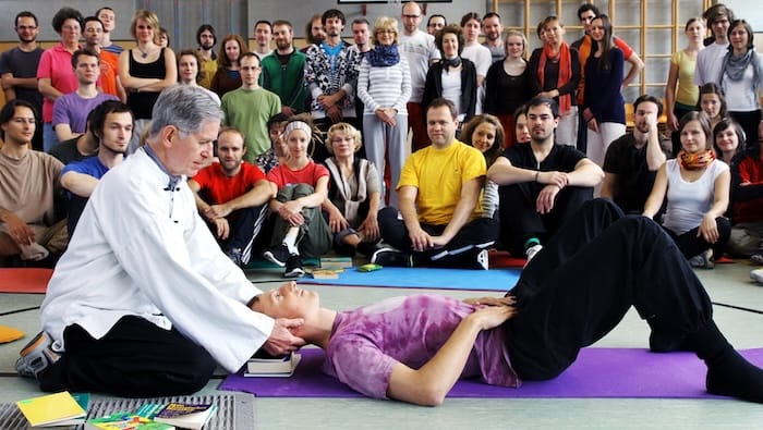 Optimale Ausrichtung im Liegen - Bernhard Hofbauer und Shifu Oswald Elleberger