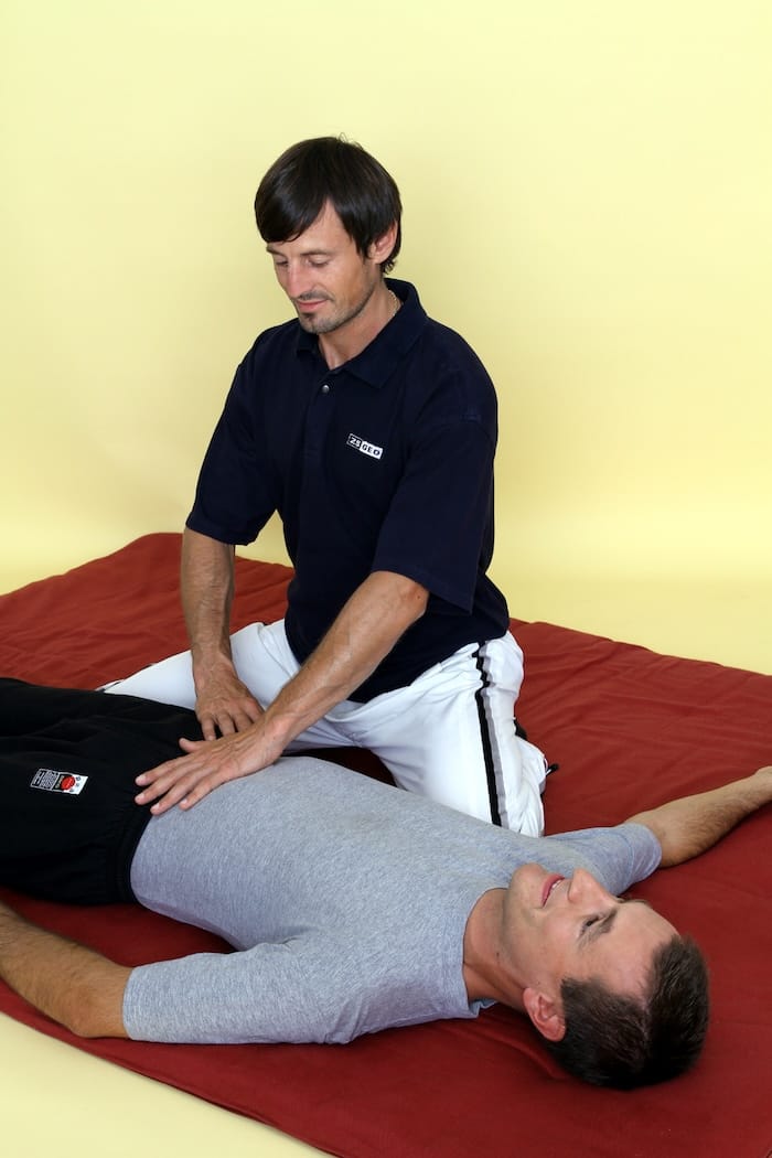Hervorragende Aufrichtung und Ausstrahlung des Therapeuten Stefan Themessl. Klient Christian Waltenberger.