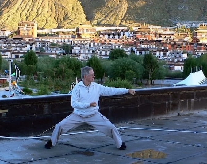 Traditionelles Taiji Quan in Tibet, Shifu Oswald Elleberger. Im Hintergrund das Kloster Tashilhunpo in Shigatse (Xigatse)