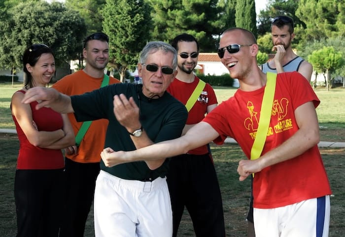 Tui Shou: elegantes Ablenken einer Kraft des Gegners