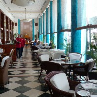 Im Café wird am Buch gearbeitet
