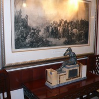 In den Gängen Gemälde, Lithographien und Skulpturen